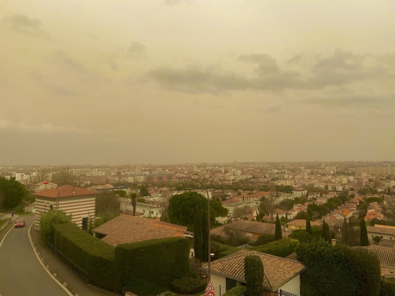 Жители делились фото явления в сети