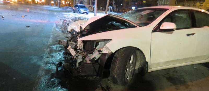 Кроссовер съехал на обочину, снес дорожный знак и повредил светофор