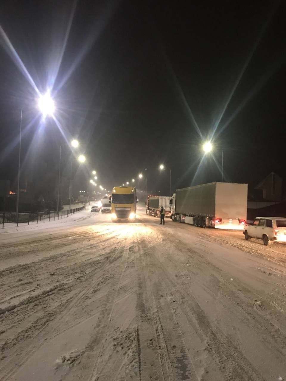 Грузовики направляют на временные стоянки.