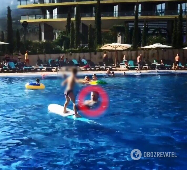 Евдокимов в бассейне отеля в Крыму