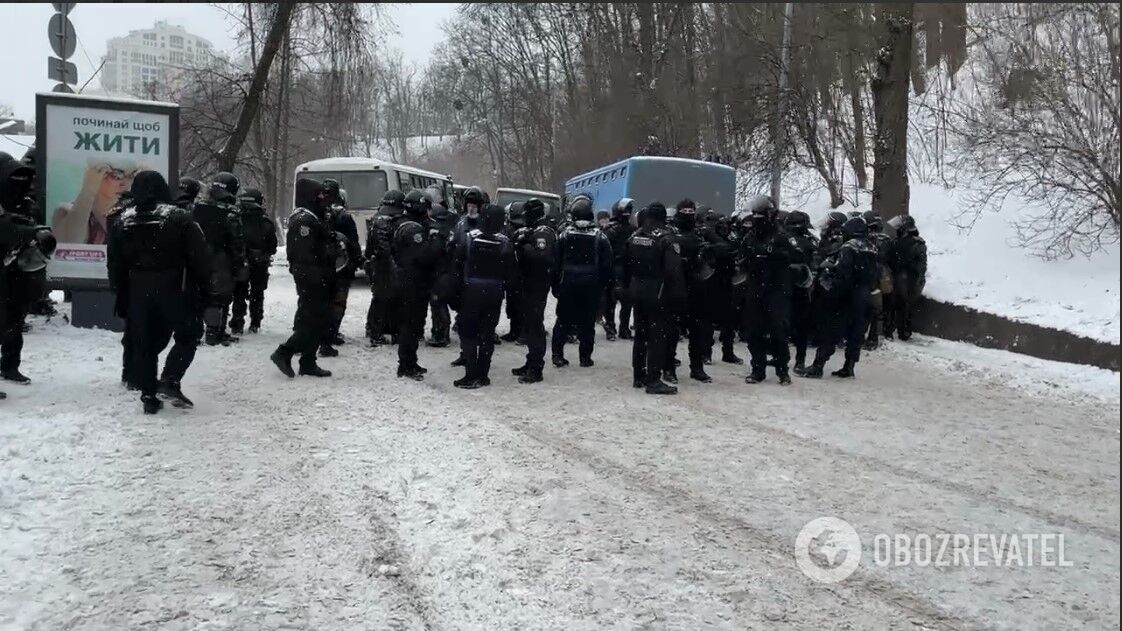 Дополнительные силы правоохранителей дежурят неподалеку.