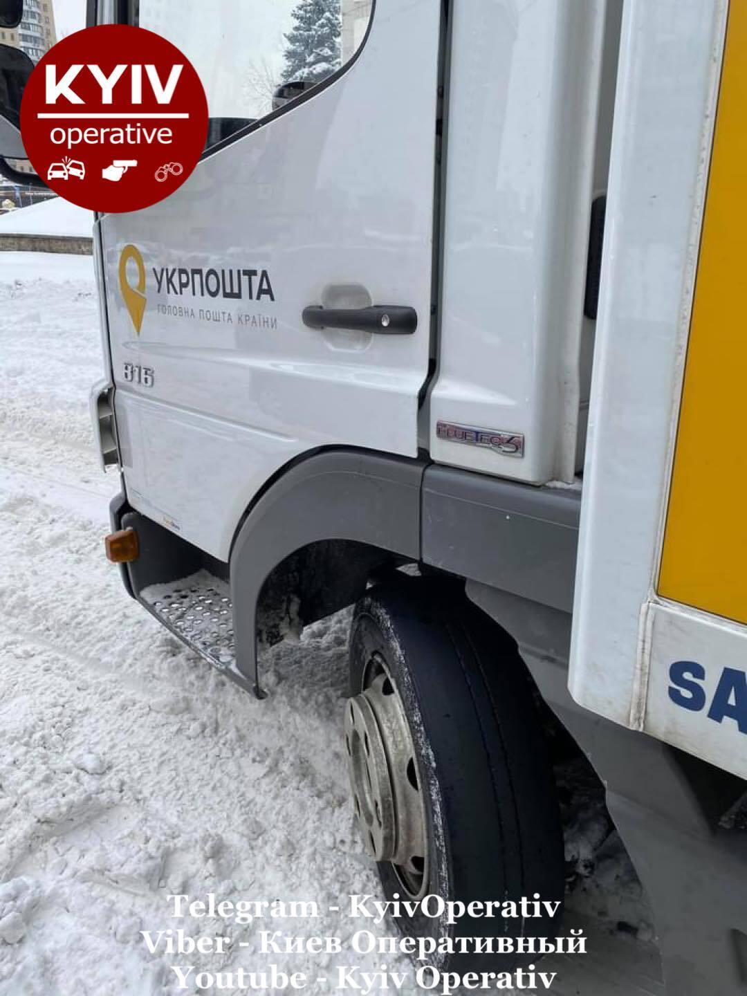 Сеть возмутило фото "лысого" колеса в авто "Укрпочты".