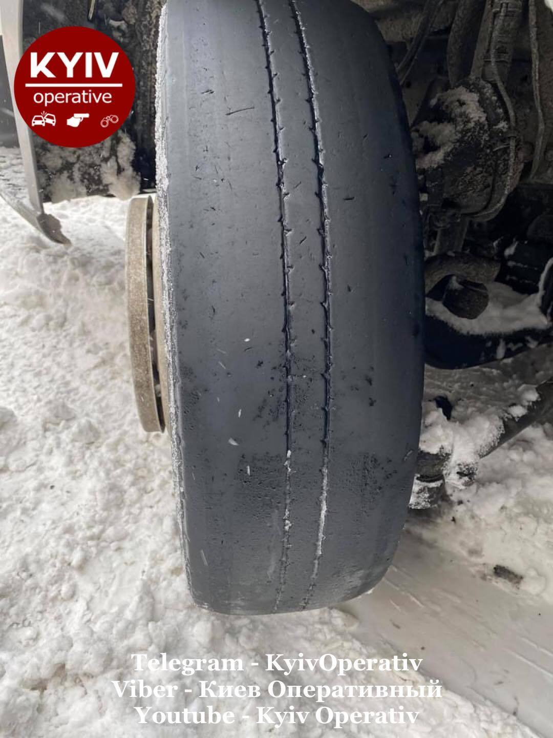 Несмотря на непогоду, грузовик "Укрпочты" двигалась с аварийным колесом.