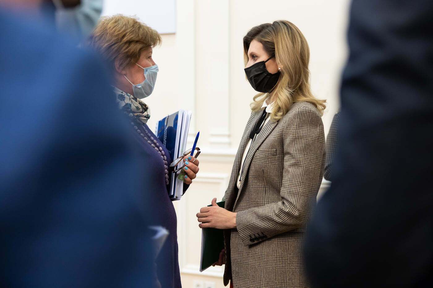 Елена Зеленская в клетчатом наряде