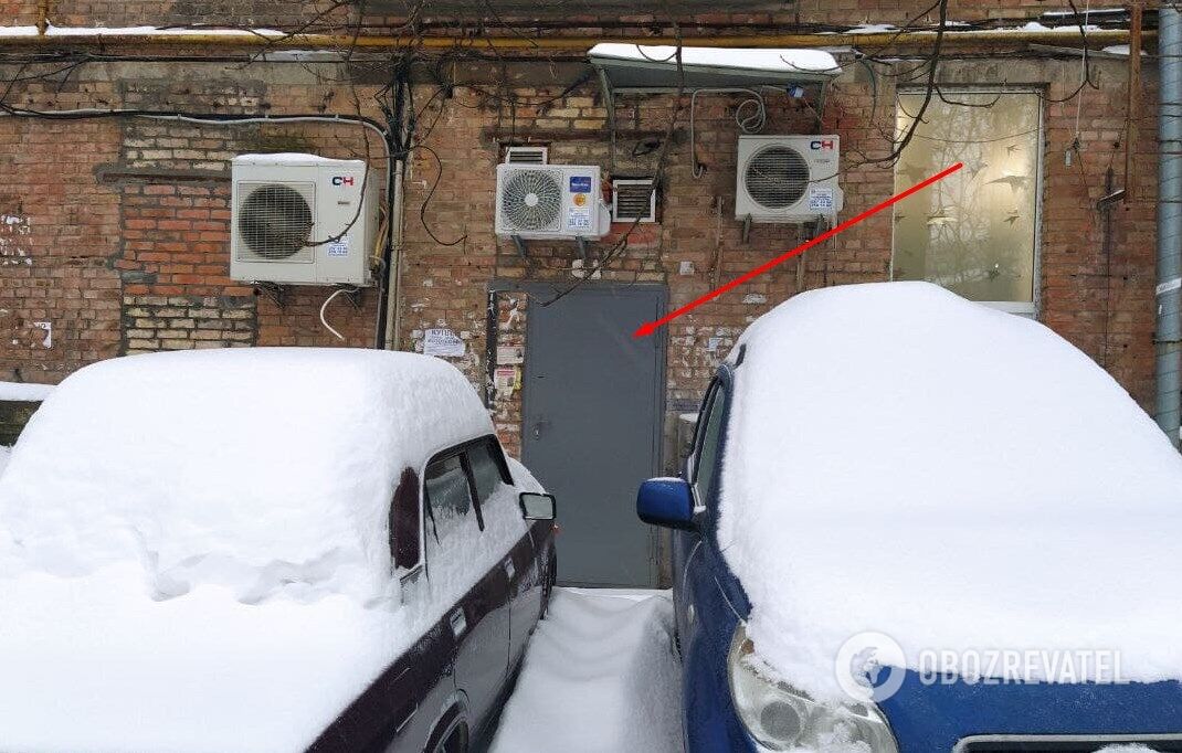 Запасный выход с обратной стороны здания, где находится VIP-отделение "УкрСиббанка" на Голосеевском проспекте