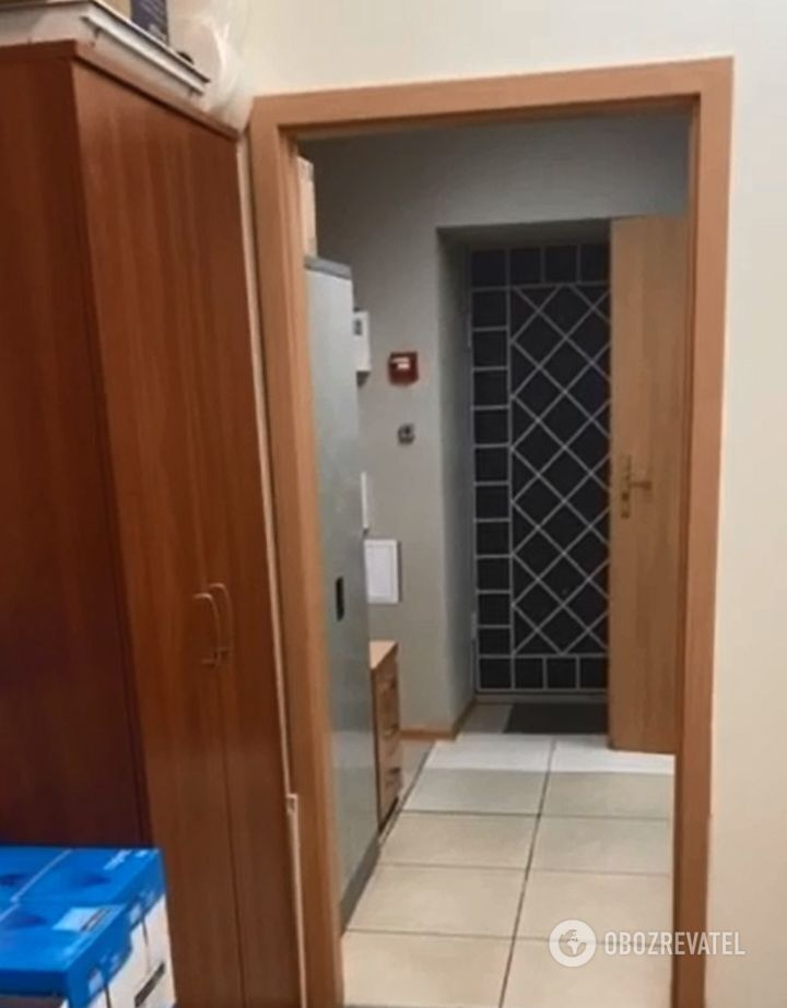 Коридор, который ведет к запасному выходу из отделения банка