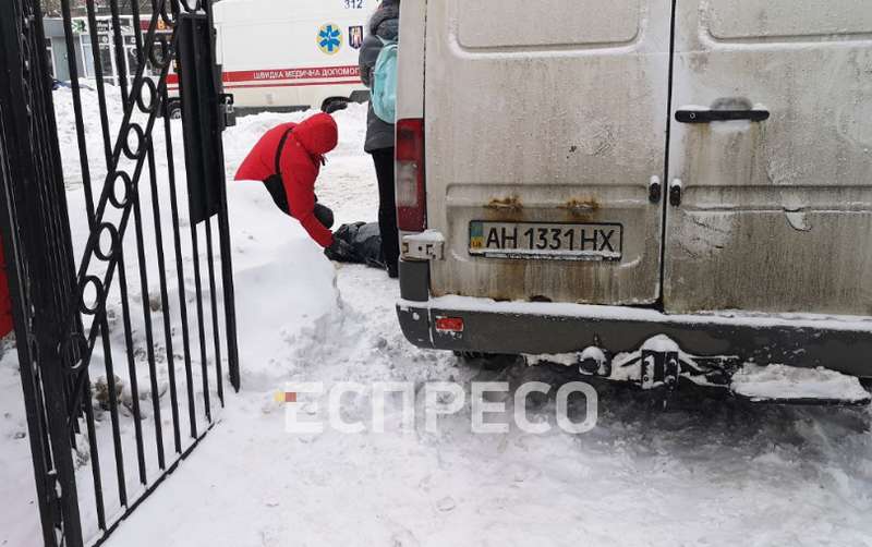 В Киеве бус насмерть сбил пенсионерку, выезжая из сугроба. Видео dqxikeidqxidqrant