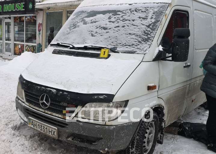 В Киеве бус насмерть сбил пенсионерку, выезжая из сугроба. Видео