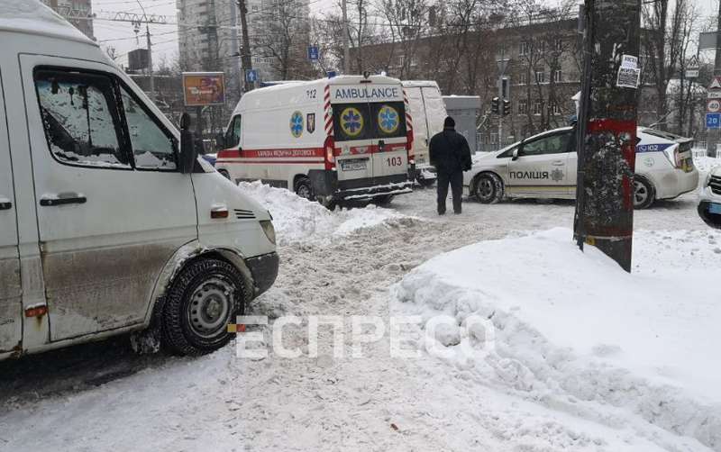 В Киеве бус насмерть сбил пенсионерку, выезжая из сугроба. Видео