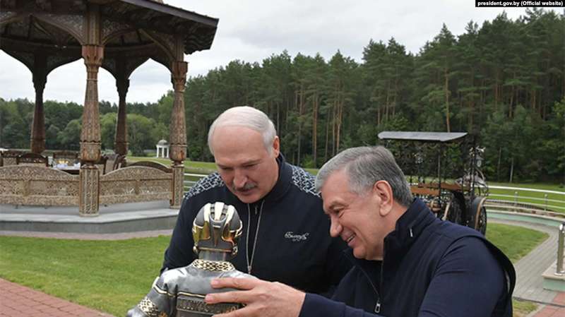 Лукашенко с президентом Узбекистана Шавкатом Мирзийоевим в резиденции "Заславль" dqxikeidqxidqeant