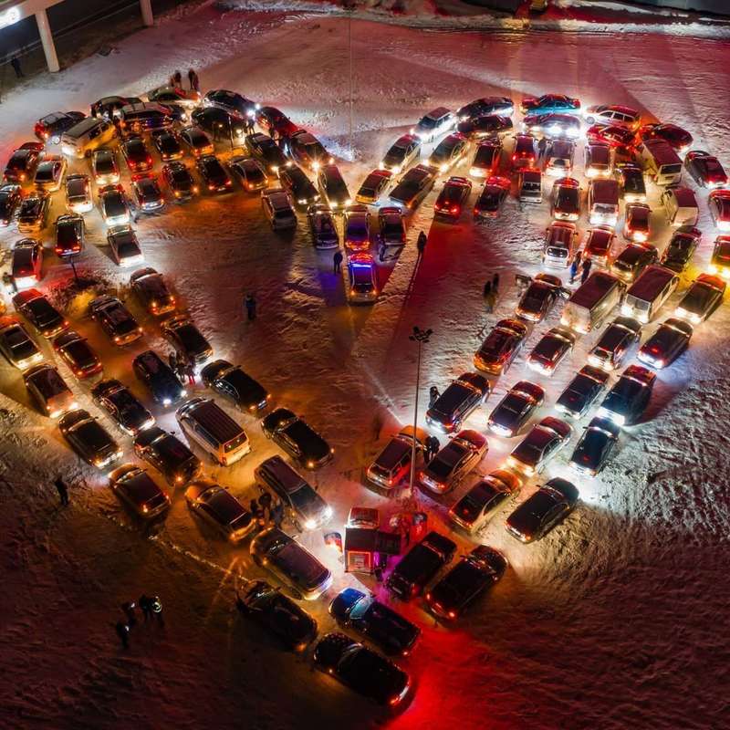 Валентинка из автомобилей в Киеве