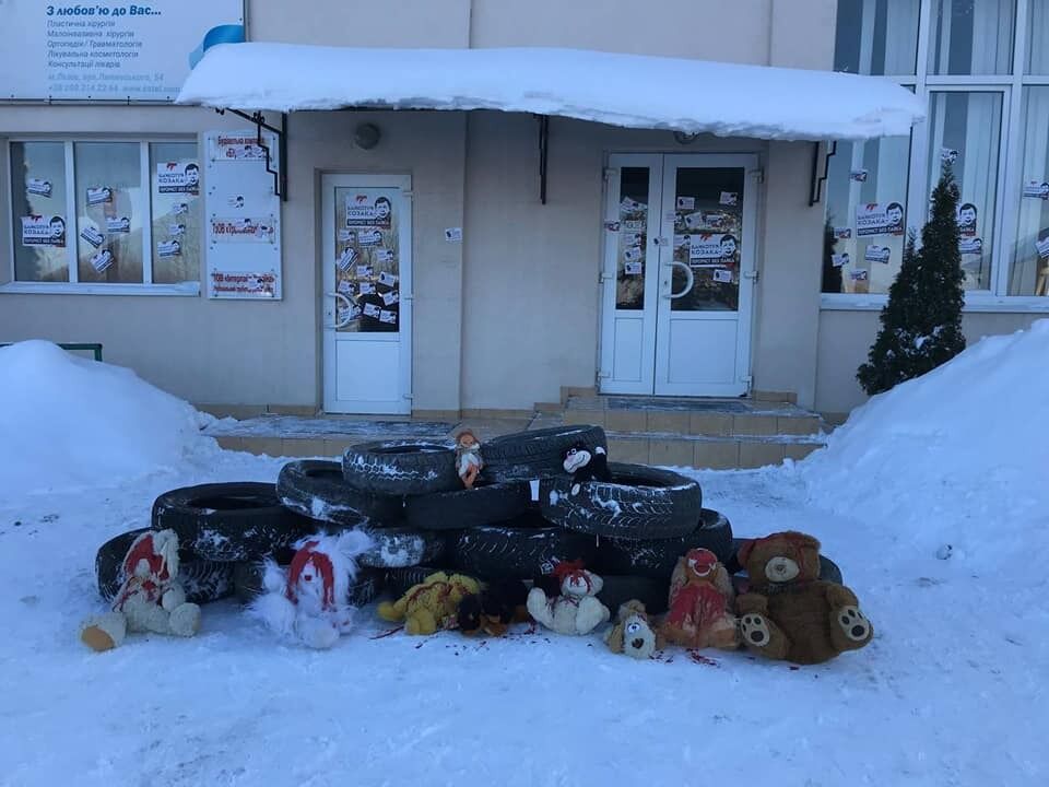 Активисты принесли шины. dqxikeidqxidqrant