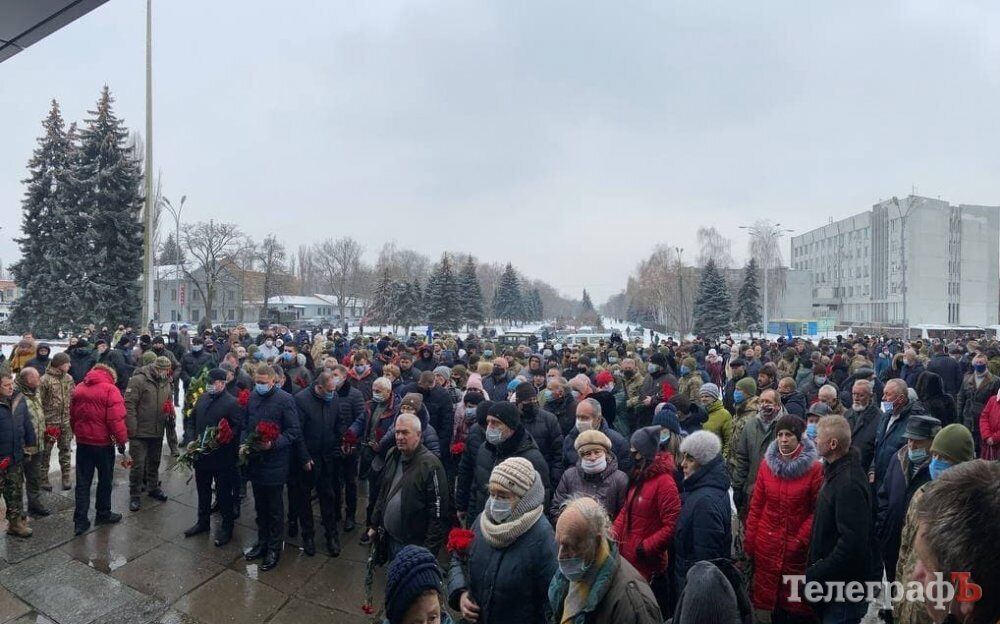 Сотни горожан пришли проводить в последний путь погибших бойцов