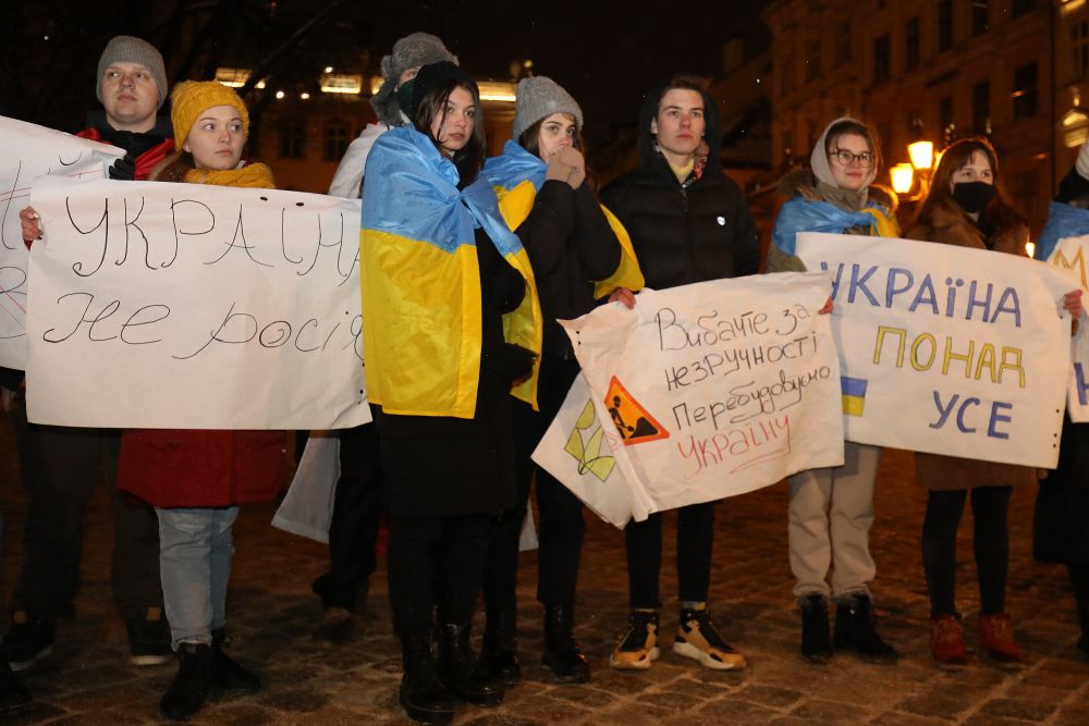 На площі Ринок львівські студенти зробили театралізовану постановку Революції Гідності. Фото: Роман Балук dqxikeidqxidqrant