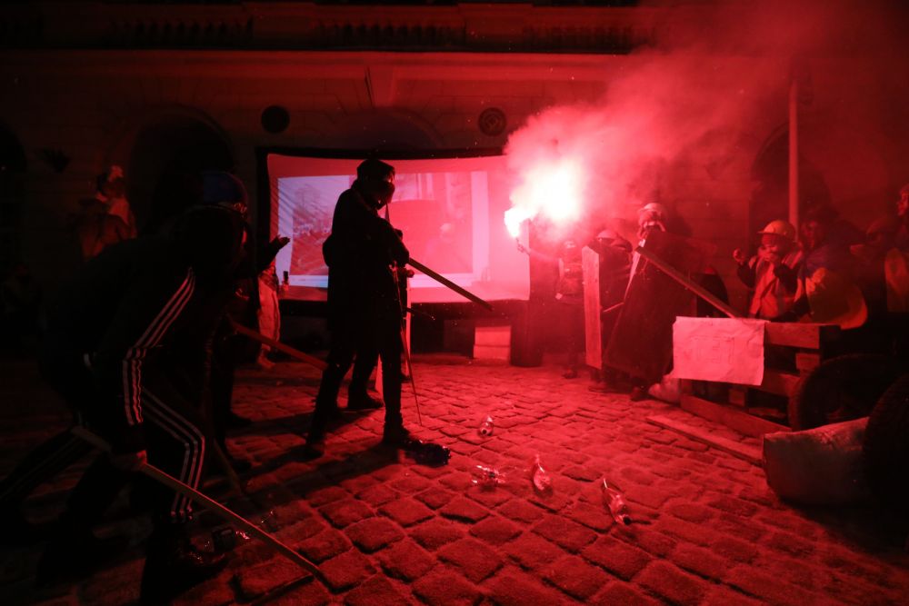 На площі Ринок львівські студенти зробили театралізовану постановку Революції Гідності. Фото: Роман Балук