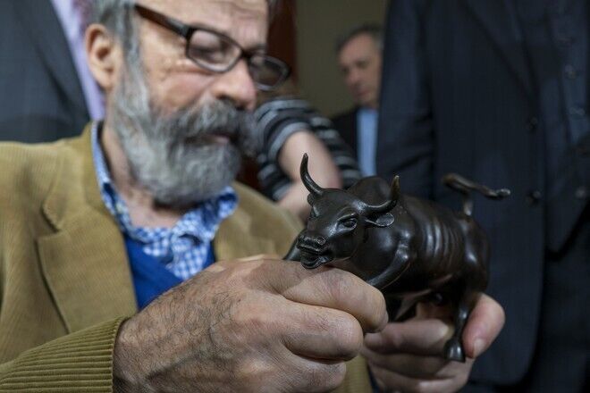 Артуро Ди Модика создал известную скульптуру быка.