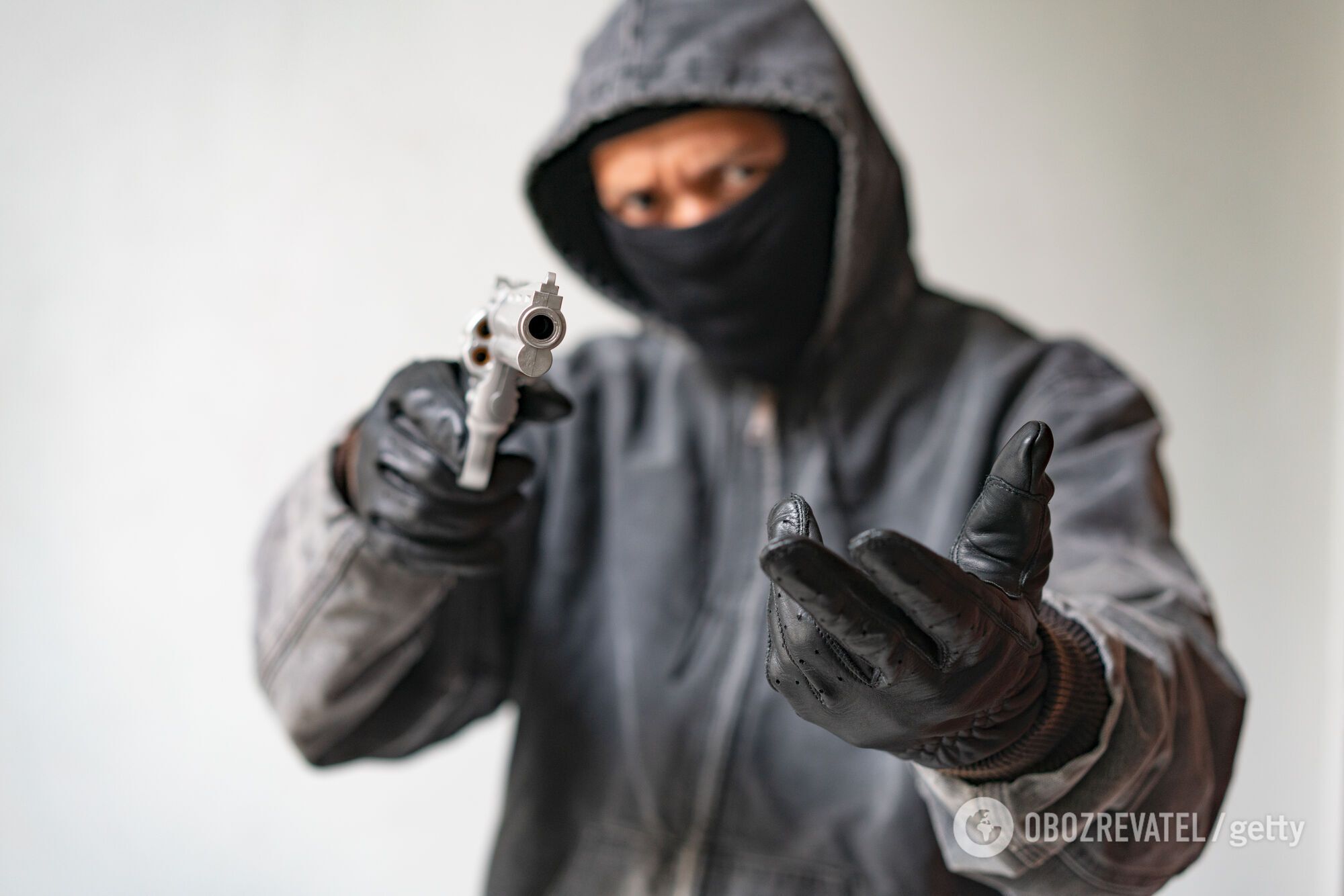 Вооруженный грабитель. Иллюстрация