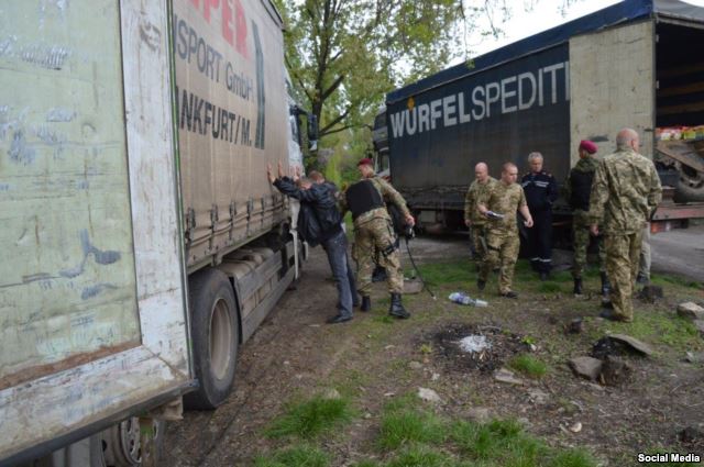 Геннадій Москаль приймає участь у затриманні фур з продовольством, які готувалися переїхати на територію контрольовану угрупованням «ЛНР», селище Родина (Луганщина), 12 травня 2015 року (фото з facebook Геннадія Москаля)