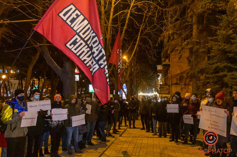 Активисты держали в руках плакаты с лозунгами в поддержку Сергея
