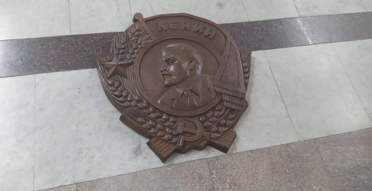 Барельеф с Лениным на полу мэрии dqxikeidqxidqeant