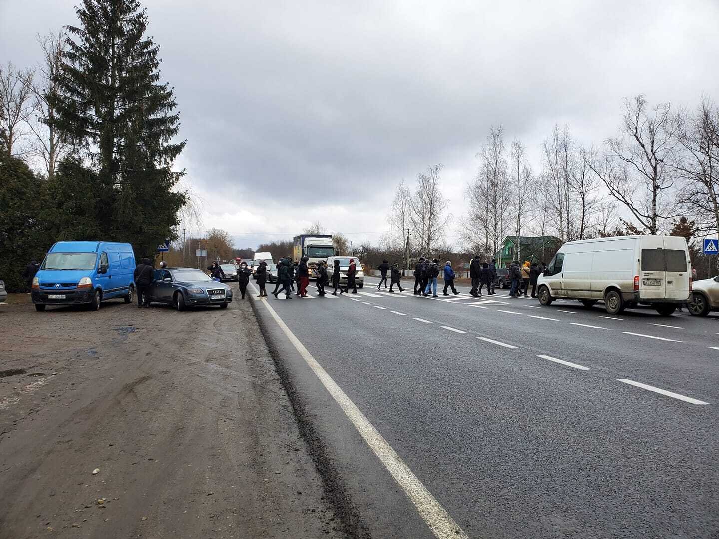 Люди перекрыли дорогу dqxikeidqxidqrant