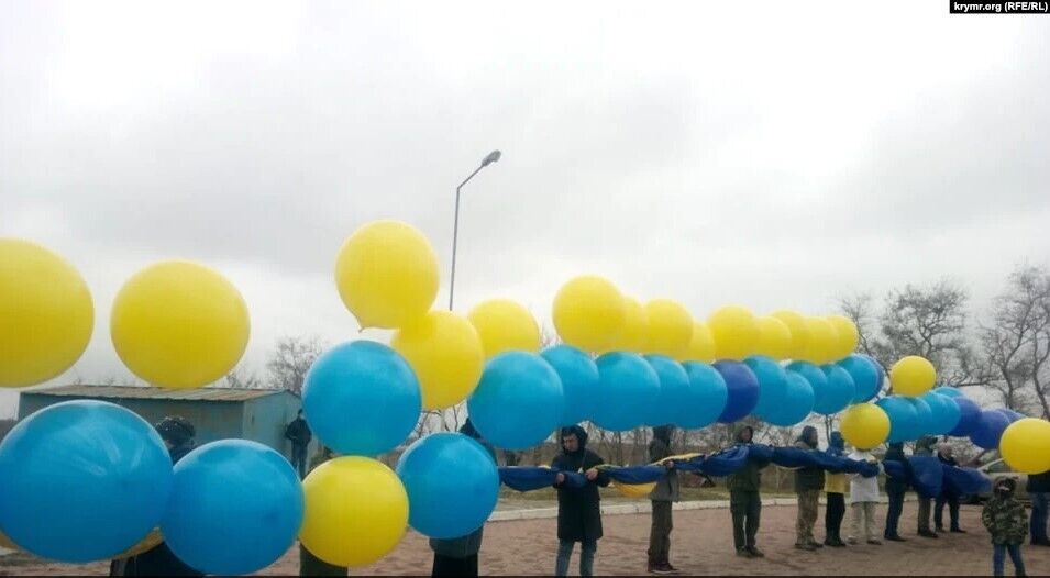 Флаг запустили в Крым на воздушных шарах с Каланчака