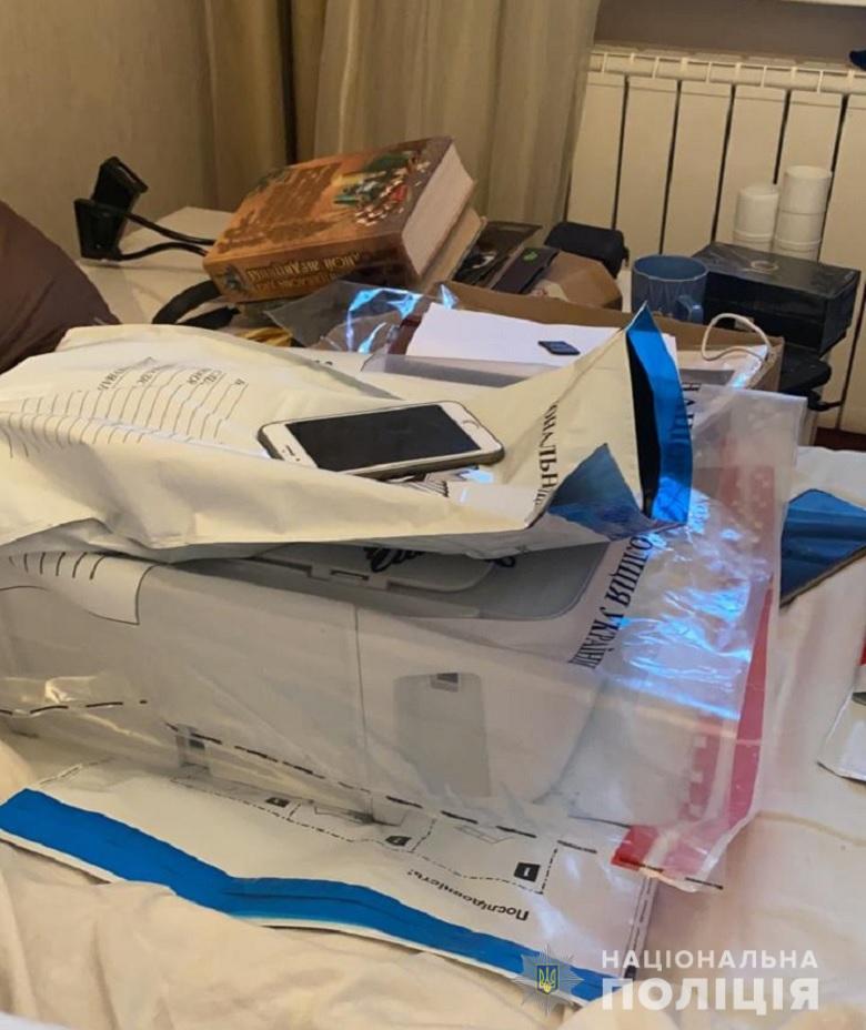 В Киеве полицейские разоблачили схему продажи фальшивых справок об отсутствии коронавируса. Фото: Нацполиция dqxikeidqxidqeant
