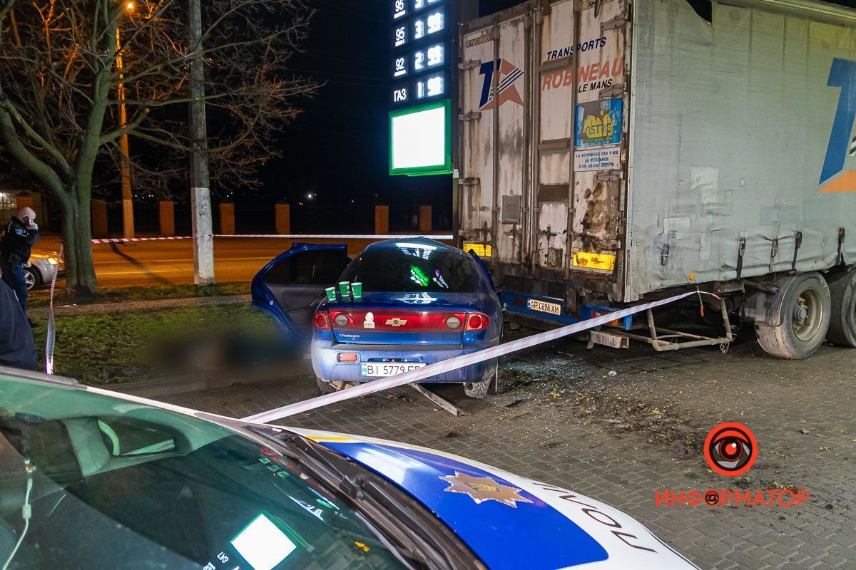 Легковушка влетела в фуру.