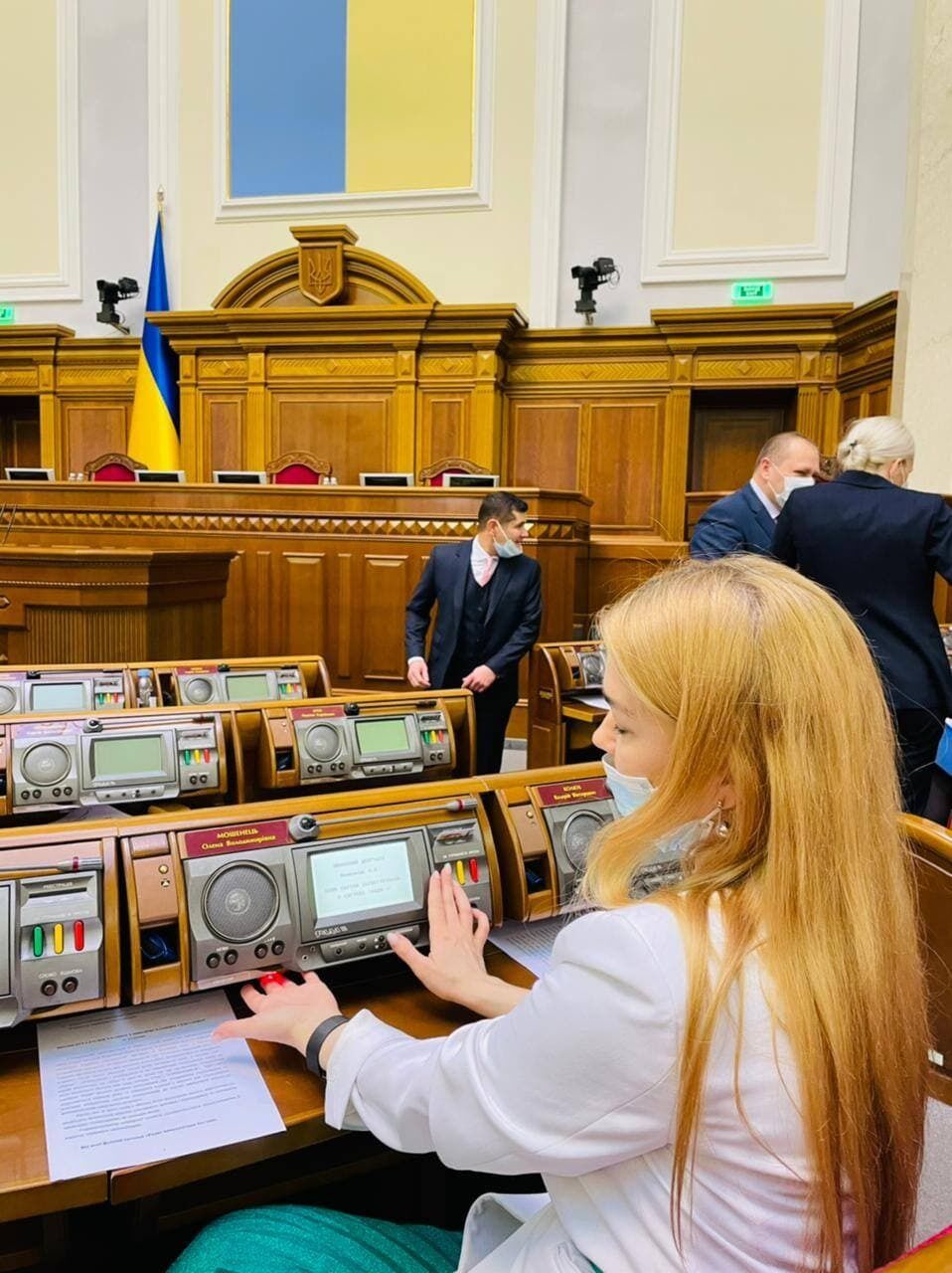 Нардеп показала, как голосуют сенсорной кнопкой.