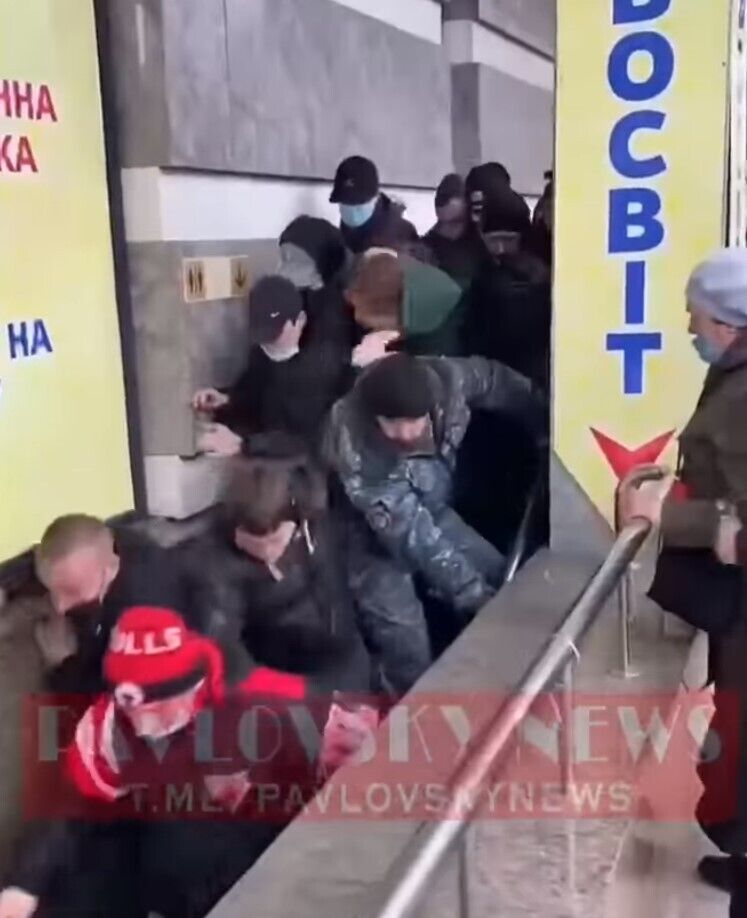 Толпа штурмовала секонд-хенд в Полтаве. dqxikeidqxidqrant