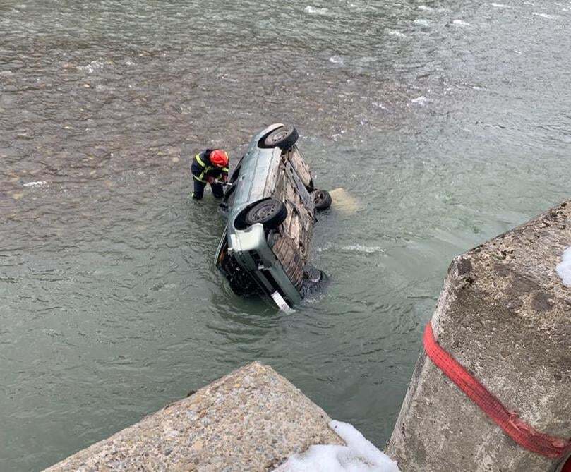 Пьяный украинец за рулем Skoda Octavia слетел в реку dqxikeidqxidqeant