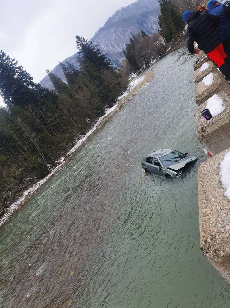 Машина в речке