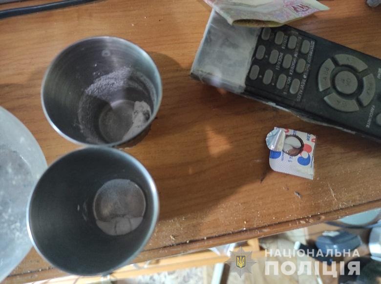 Киевлянка оборудовала нарколабораторию и притон в своей квартире. Фото: Нацполиция dqxikeidqxidqeant