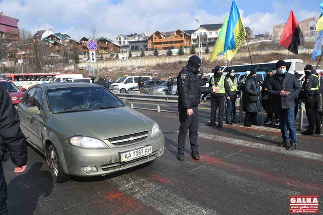 Предприниматели заблокировали Буковель с требованием закрыть курорт на карантин 07 Предприниматели заблокировали Буковель с требованием закрыть курорт на карантин 07