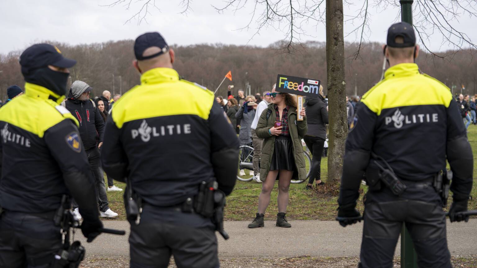 В Гааге протестовали против карантина dqxikeidqxidqeant