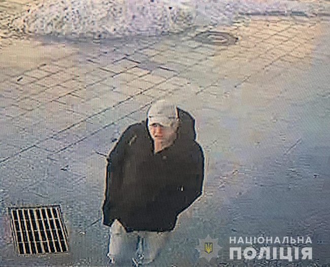 Неизвестный повредил памятник Героям Небесной Сотни в Житомире. Полиция устанавливает личность вандала 05 Неизвестный повредил памятник Героям Небесной Сотни в Житомире. Полиция устанавливает личность вандала 05