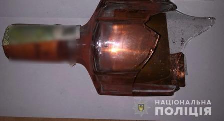 Он угрожал продавщице осколком бутылки.