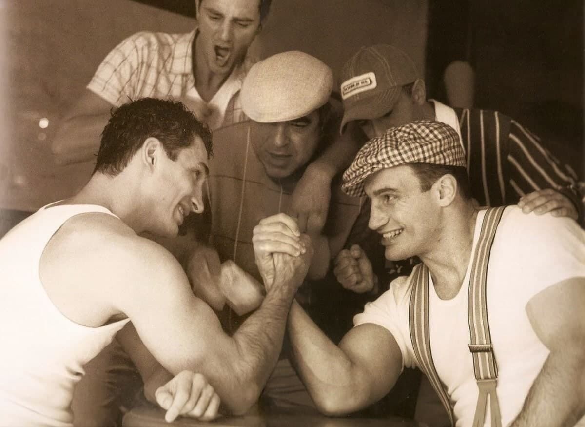 Братья Кличко соревнуются в армрестлинге, 90-е dqxikeidqxiuuant