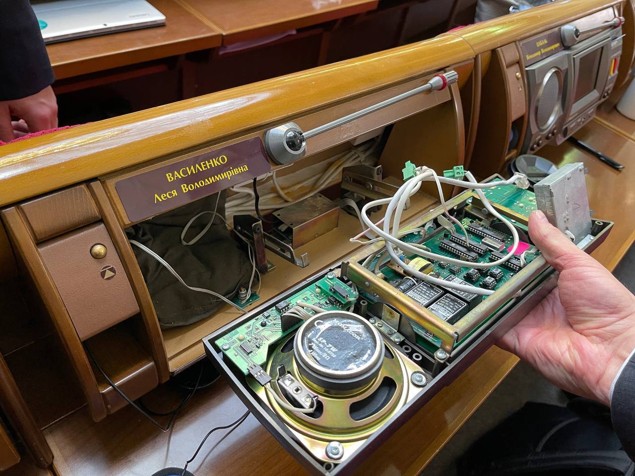 У нардепа от "Голоса" задымился пульт во время голосования в Раде. Видео dqxikeidqxidqrant