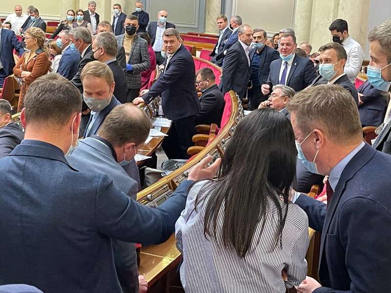 У нардепа от "Голоса" задымился пульт во время голосования в Раде. Видео