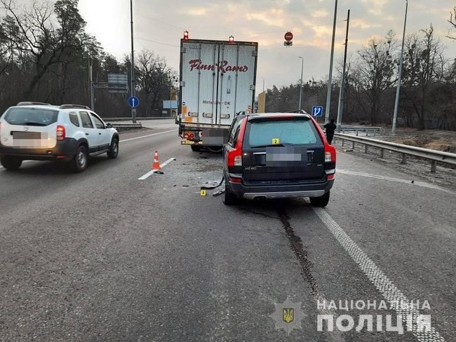 Под Киевом водитель влетел в фуру и погиб на месте, - полиция 03 Под Киевом водитель влетел в фуру и погиб на месте, - полиция 03