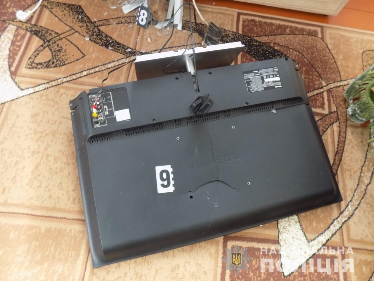 Нападавший разбил телевизор. dqxikeidqxidqrant