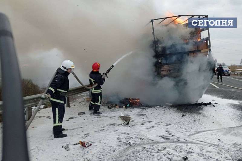 Машину тушили спасатели.