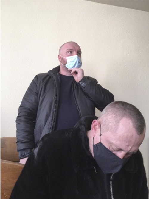 Обвинувачений Сергій Костенко і його адвокат у засіданні 10.03.2021