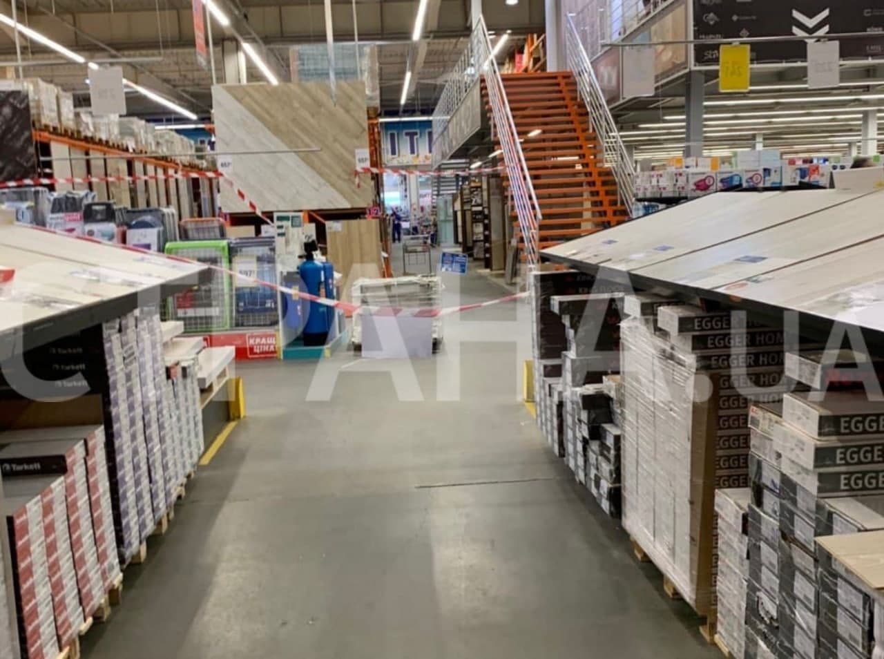 "Эпицентр" в Киеве продолжает работать. Фото: Страна