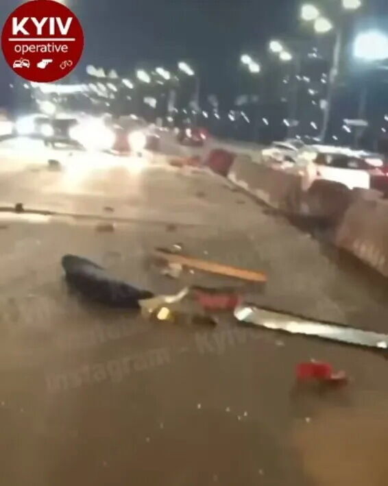 Части авто и отбойника разбросало по мосту. dqxikeidqxidqeant
