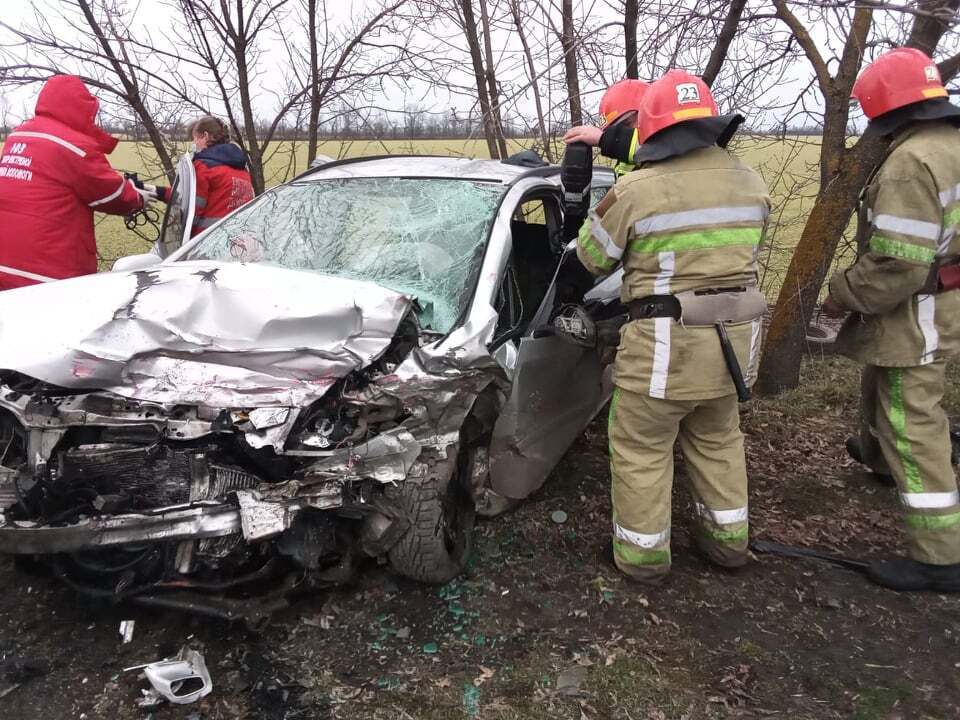 Пассажиров Opel Zafira деблокировали из автомобиля спасатели