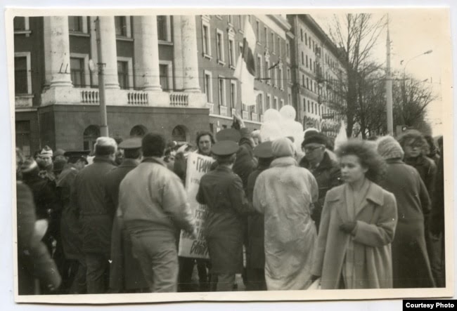 Жители Минска в День независимости БНР в 1989 году