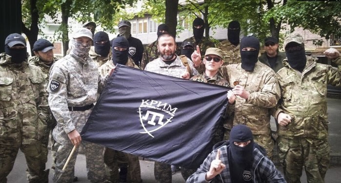 Бійці батальйону «Крим», у центрі (за прапором) командир Іса Акаєв