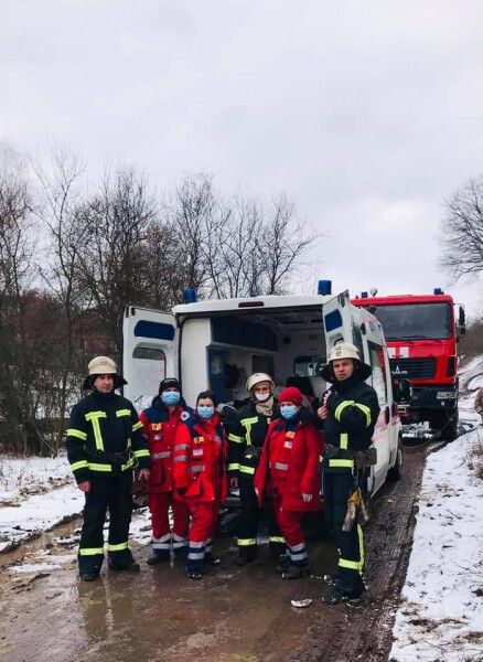 Заболевшего мужчину несли к карете "скорой" на руках Харьков, бездорожье, скорая помощь, врачи, спасатели, пациент, dqxikeidqxidqrant